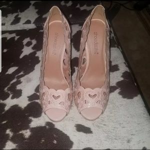Shoe dazzle peep toe pumps